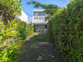 Duplex en bord de mer avec jardin privé et accès direct à la plage, climatisation, parking et internet. - FR-1-250-282